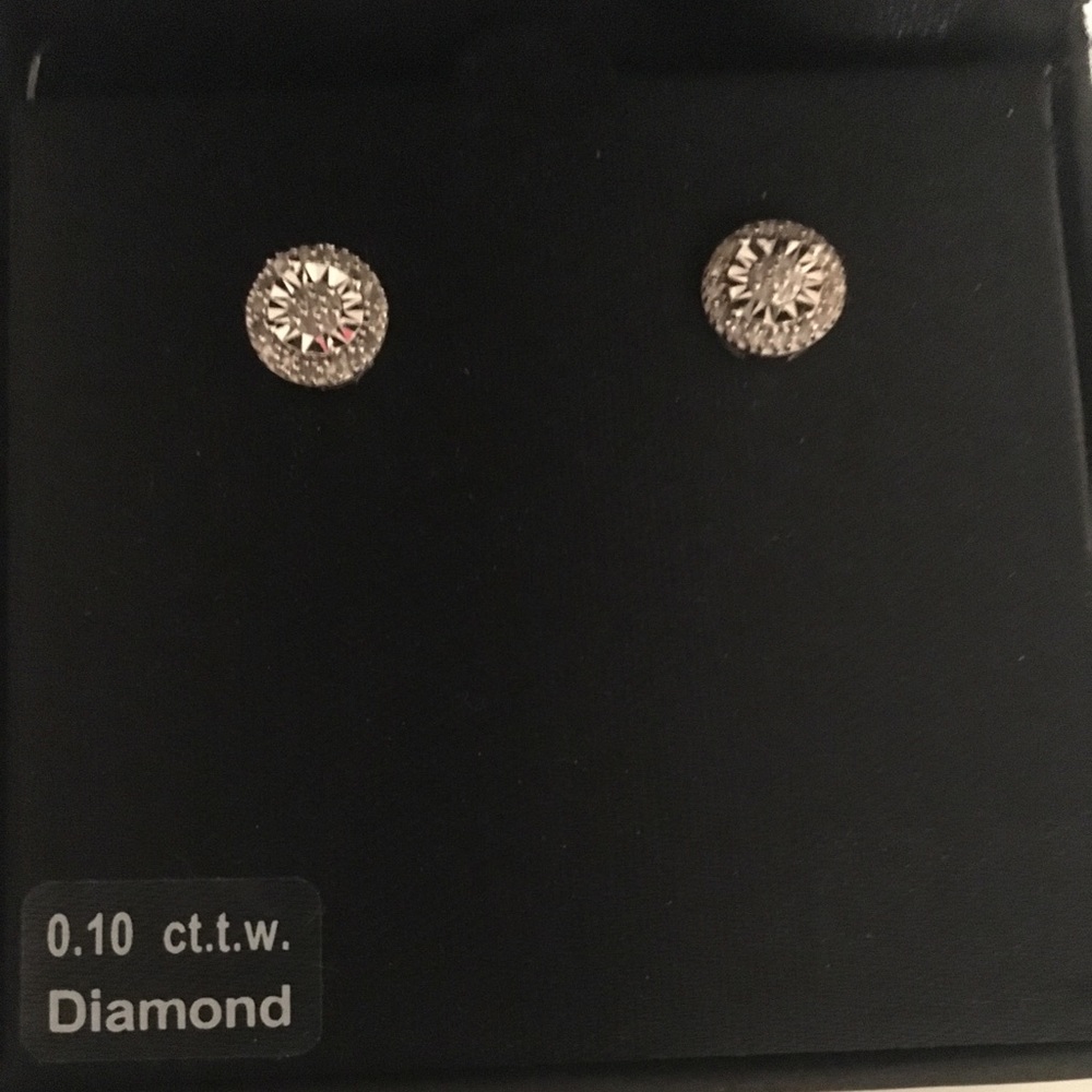 Genuine Stunning Round Diamond Stud Earrings